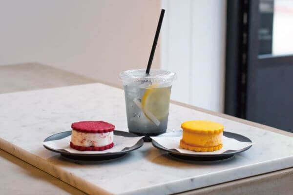 Japan｜「サタデーズ NYC（CAFE）」から新メニュー　カラフルなオレオアイスと黒いレモンスカッシュが登場