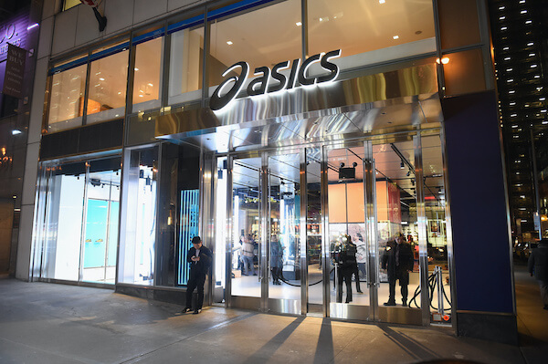 アシックスが米国ニューヨーク五番街の旗艦店を閉鎖　特別損失として約23億円を今期計上
