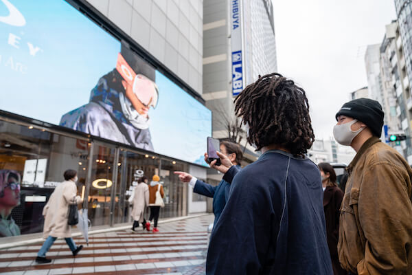 平野歩夢選手が弟の平野海祝選手と「オークリーストア渋谷店」に来店　ビジョンに映し出された自身を撮影