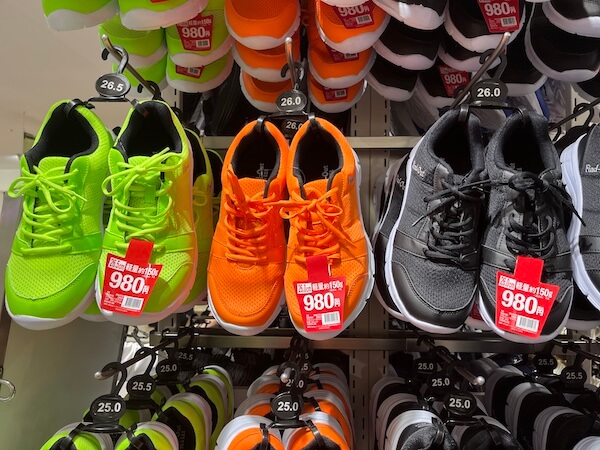 「980円スニーカー」でABCマート、チヨダ、Gフットの靴小売3強に挑む「ワークマン シューズ」が池袋に2号店をオープン