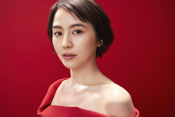 長澤まさみが真紅のドレスで出演　「アルティミューン」の国際女性デーのキャンペーンに