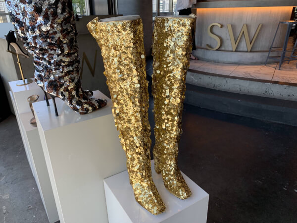 Japan｜ジェニファー・ロペス着用のブーツも展示　「スチュアート・ワイツマン」が新作を発表