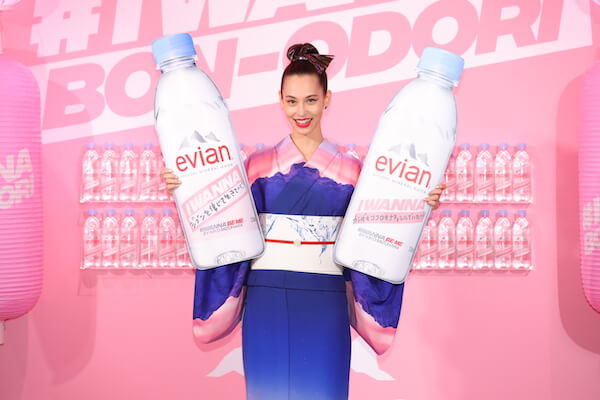 水原希子が浴衣で盆踊り　「エビアン®︎」が水原希子のオリジナルメッセージ付き限定ボトルを発売