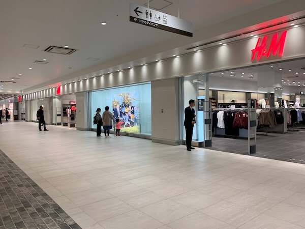 Japan｜「H&M」が国内97店舗目となる「テラスモール松戸店」をオープン　ルーカス社長と高橋愛がテープカップ