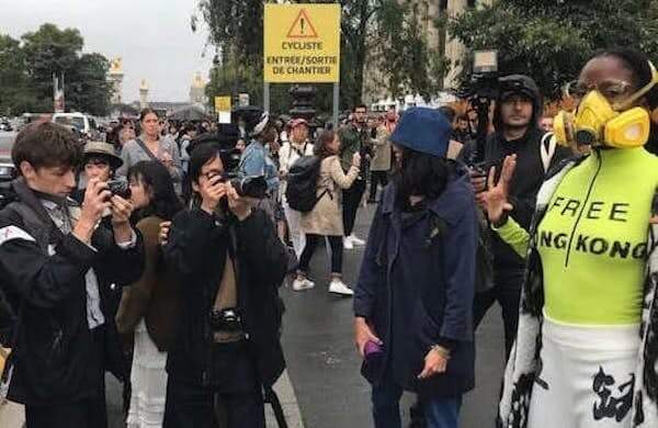 France｜「シャネル」のショー会場外で香港の抗議デモをダンスで支援する女性が出現し注目に