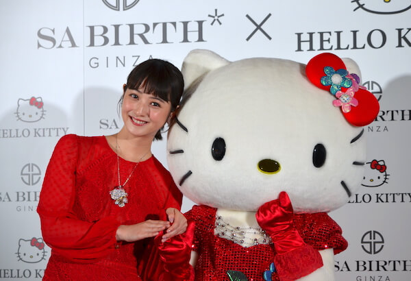 佐々木希がハローキティと登壇　胸もとにはハローキティをかたどった2020万円のジュエリー