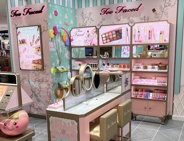 「トゥー フェイスド」が伊勢丹新宿店にオープン　品切れとなったハイライターの限定色も登場