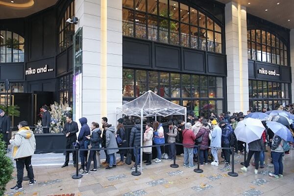 China｜「ニコアンド」の上海グローバル旗艦店がオープン以降、連日3万人が来店し大盛況