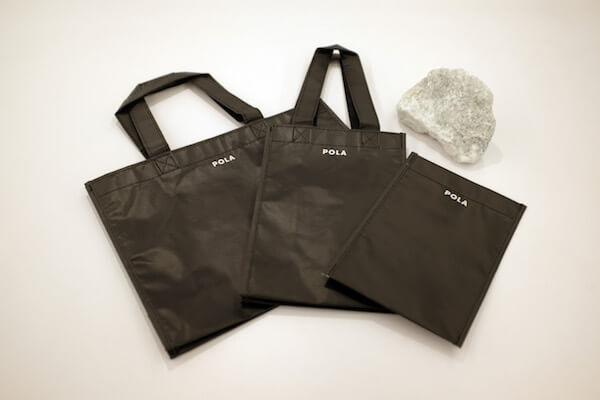 Japan｜ポーラがショッピングバッグに石灰石を主原料とするLIMEX製不織布バッグを採用