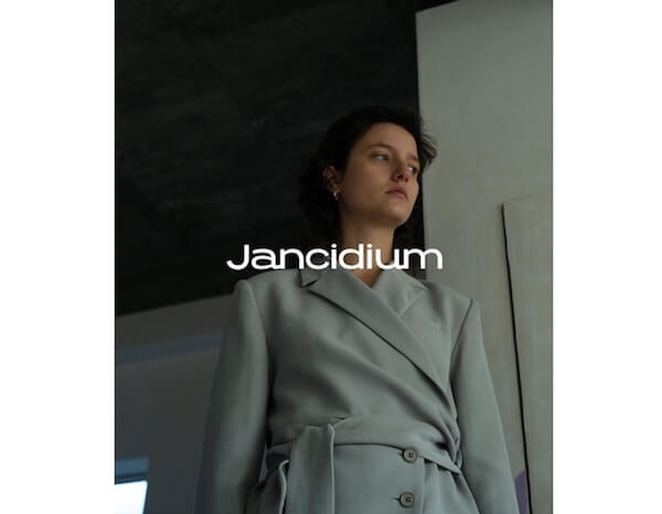 「セリーヌ」で経験を積んだデザイナーによる「ジャンシドゥーム」がデビュー