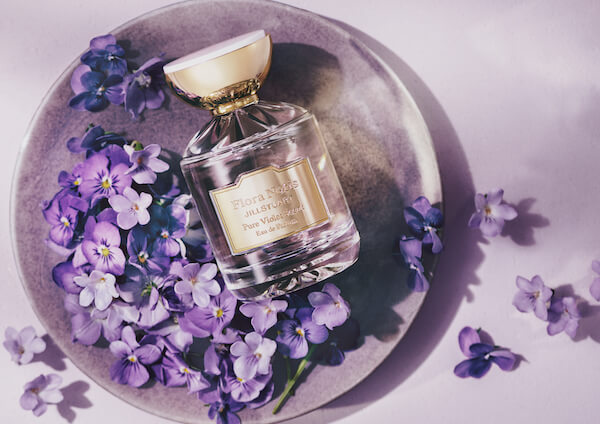 「フローラノーティス ジルスチュアート」が2021年のラッキーカラーの紫色をまとった香水を発売