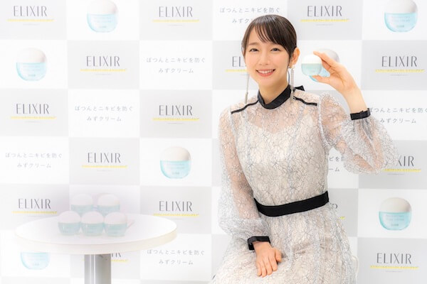 「エリクシール」が「みずクリーム」発売を記念して吉岡里帆を招いたSNSライブ配信イベントを開催