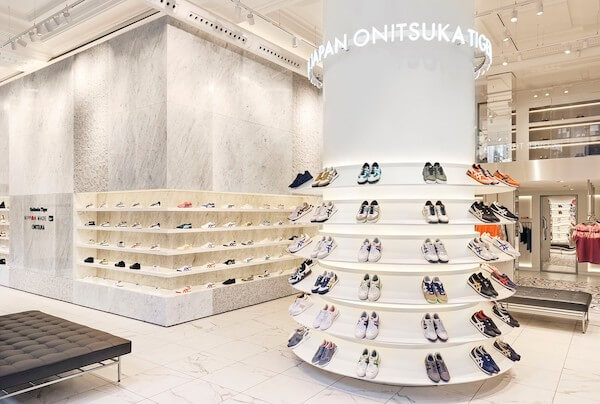 「オニツカタイガー」が世界最大の旗艦店をロンドンにオープン