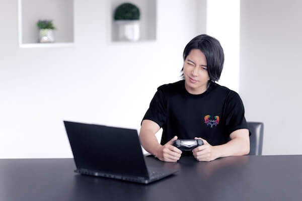 山下智久がeスポーツの未来を探索するYouTube動画を「オニツカタイガー」が公開