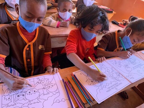 アルビオンがマダガスカルの子どもたちに学校生活に必要なリュックや文房具のスクールキットを無償提供
