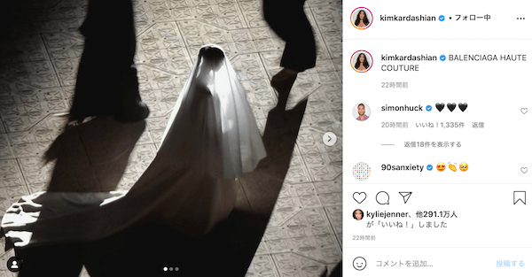 キム・カーダシアンが離婚調停中のカニエ・ウェストの新アルバムイベントに「バレンシアガ」のウェディングドレスを着て登場