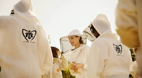 「ゲラン」が女性養蜂家を育成　式典にはアンジェリーナ・ジョリーも出席