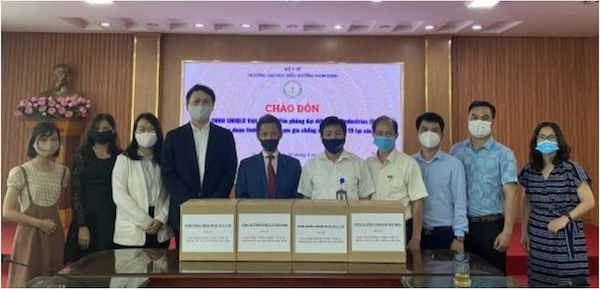 東レとユニクロが「エアリズム」をベトナムの学生医療チームに寄贈　生産地の医療最前線を支援