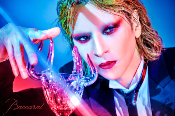 YOSHIKIがデザインした「バカラ」のグラスがパリ・ファッションウィークで公開