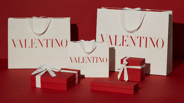 「ヴァレンティノ」が包装をサステナブルな素材に一新　赤白のコントラストが美しい新パッケージは11月から