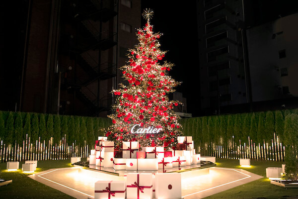 「カルティエ」が表参道交差点に高さ8メートルの天然もみの木のクリスマスツリー