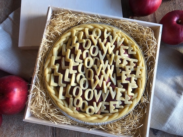 「パイ ホリック」が「LOVE」をぎっしり敷き詰めたバレンタイン限定アップルパイを発売