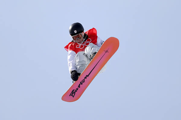 平野歩夢がスノーボードで日本史上初の金メダル　使用ボードは「バートン」の「カスタム」