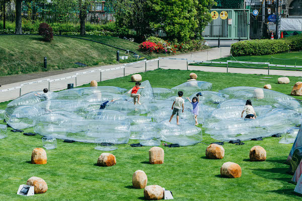 ゴールドウインが野外で子どもと遊べるイベントを東京ミッドタウンの芝生広場で開催