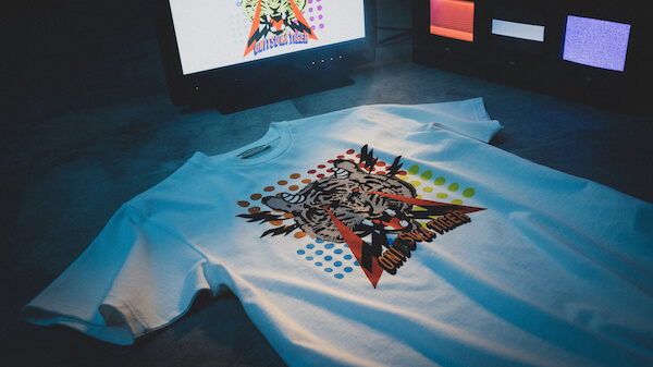 「オニツカタイガー」がアーティストのバギーとのコラボで寅モチーフのTシャツを発売