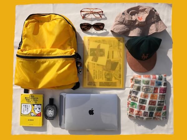 「＃ソシャモ」こんちわっすさんのバッグの中身は「黄色くて、シティで、ポップ」な10のマストアイテム
