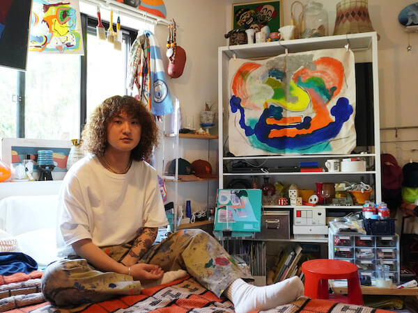 今週の「＃ソシャモ」はビンテージの家具や服に囲まれながらアートワークに没頭するKonchiwassuさん
