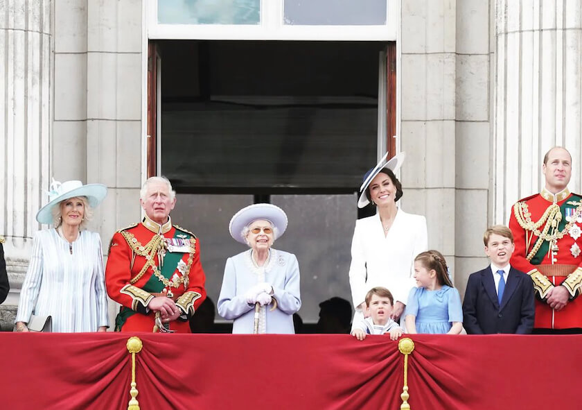 英国のエリザベス女王在位70周年のプラチナジュビリーを「バーバリー