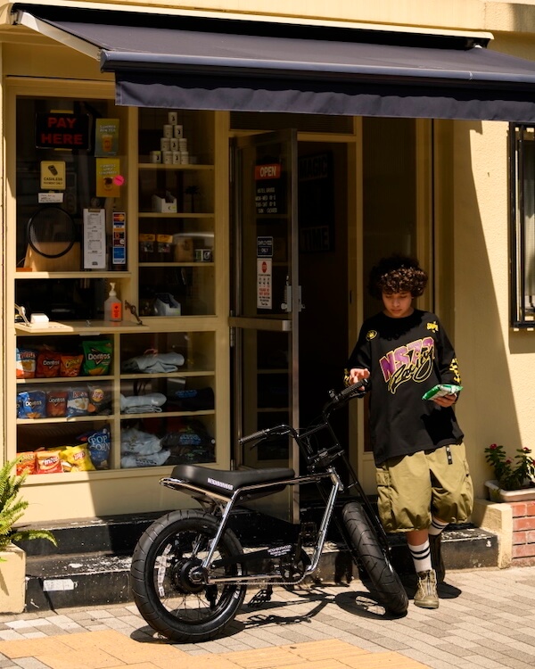 「ネイバーフッド」が「スーパー73」とのコラボ第2弾で電動自転車とTシャツを発売