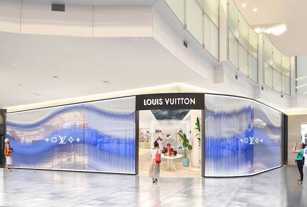 「ルイ・ヴィトン」が空港内免税店として国内初となる店舗を羽田空港第3ターミナル内にオープン