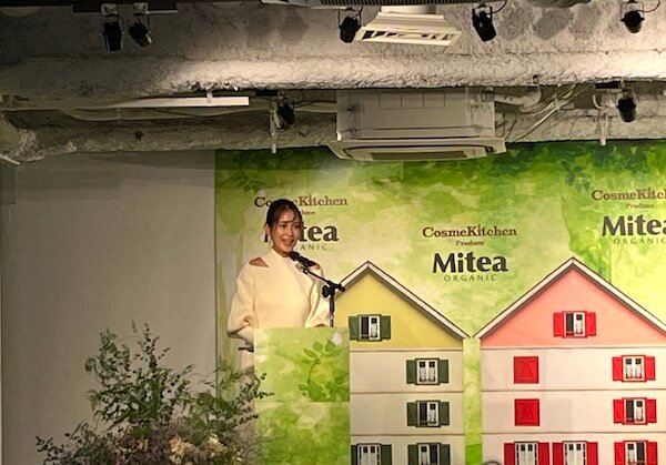 青木裕子が「コスメキッチン」と「ファミリーマート」の新ブランド「ミティア オーガニック」の発表会にMCで登壇
