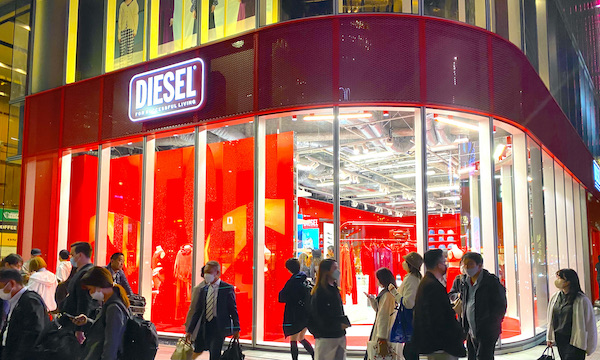 「ディーゼル」が真っ赤に染まった旗艦店「ディーゼル ギンザ」をオープン！