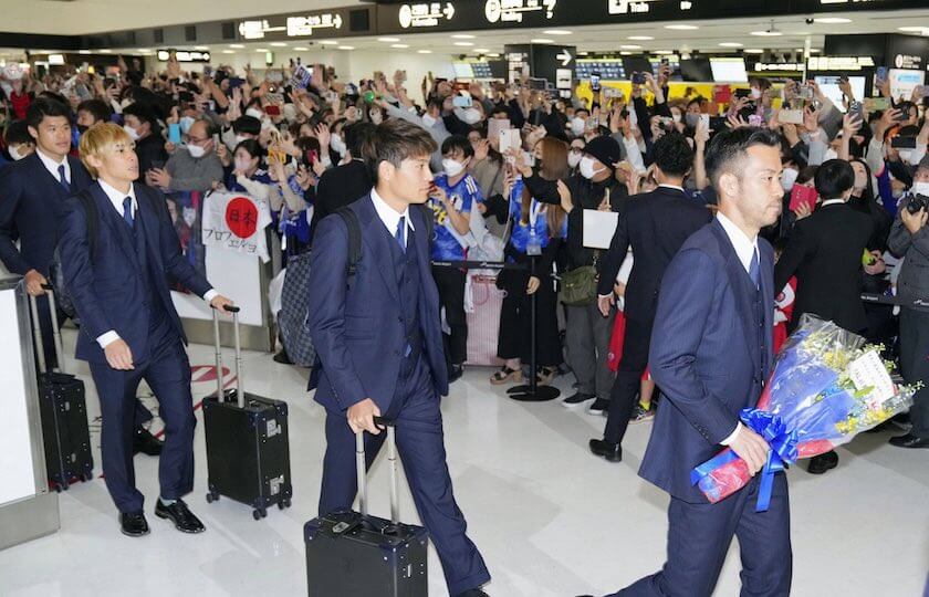 「ダンヒル」のスーツを身に纏った日本代表が帰国！感動をありがとう