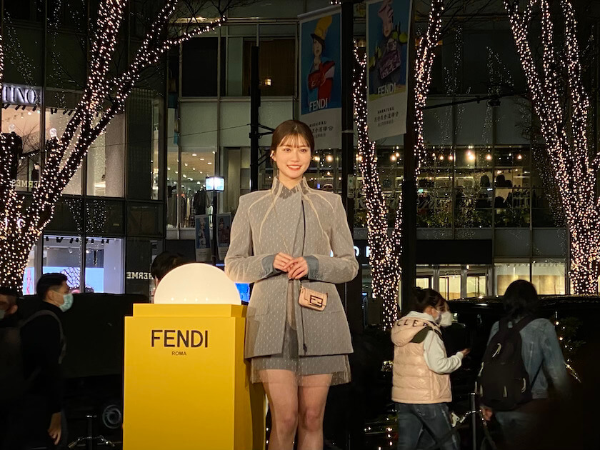 生見愛瑠が「表参道 フェンディ イルミネーション2022」の点灯式に登場