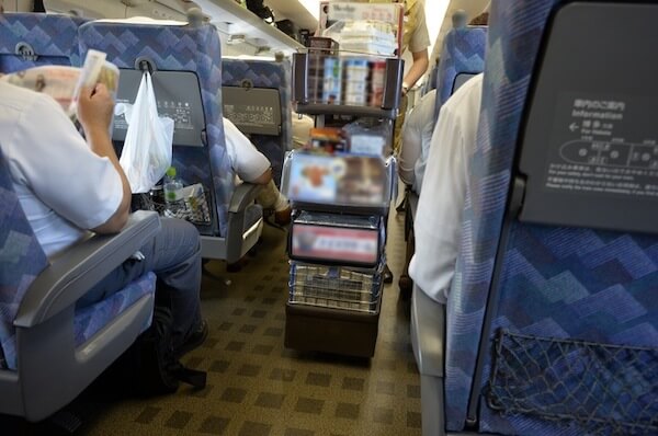 東海道新幹線「のぞみ」「ひかり」の車内販売が終了　パーサーの制服もリニューアル