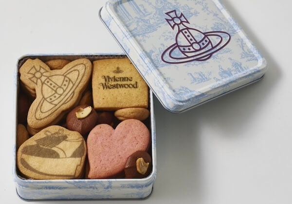 「ヴィヴィアン・ウエストウッド」がサダハル・アオキとコラボ　バレンタイン限定でクッキー缶を発売