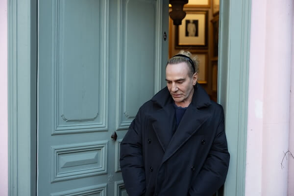 「私も夢を見なければならない」　ジョン・ガリアーノが「メゾン マルジェラ」退任へ