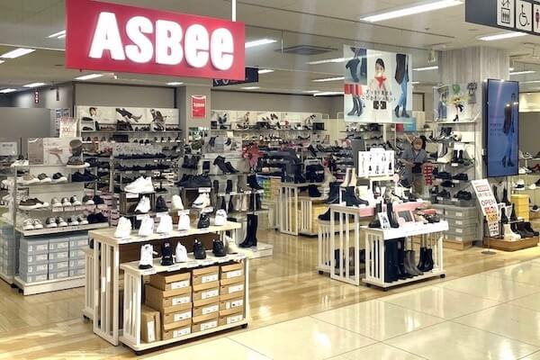 赤字幅が縮小も「アスビー」を展開するジーフットが通期での業績予想を下方修正　