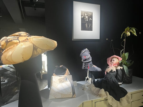 「メゾン マルジェラ」のジョン・ガリアーノのクリエイションを辿る「アーティザナル 2024 エキシビジョン 東京」が開催