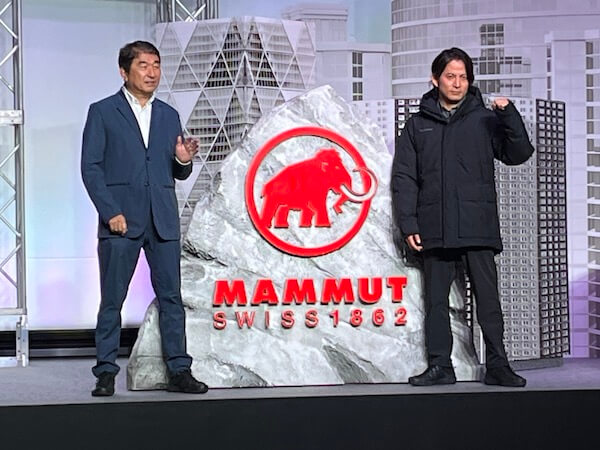 岡田准一が「マムート」発表会でプロ並みのクライミング技術を披露　