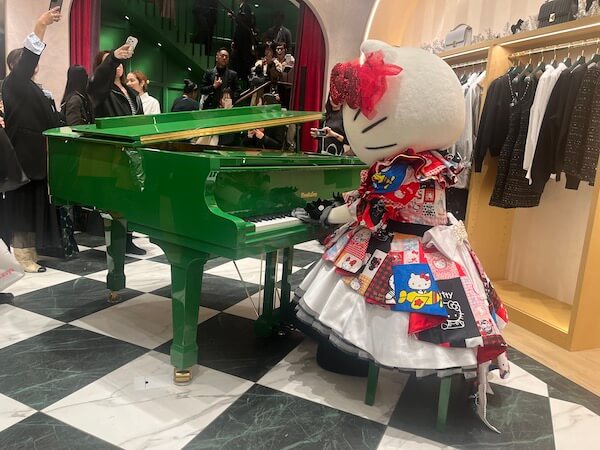 「ケイト・スペード」の銀座店にハローキティが来場してピアノの生演奏を披露