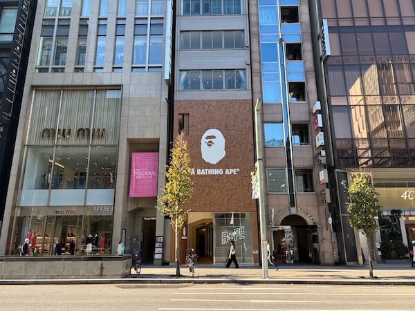 「ア ベイシング エイプ」が銀座に路面店、 店舗限定アイテム多数
