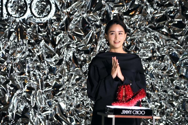 山本美月が「ジミー チュウ」の銀座コンセプトストアで点灯式　