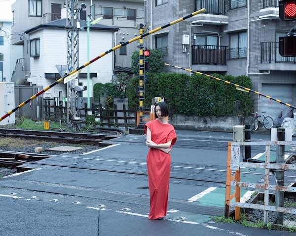 アトリエがある羽根木周辺で撮りおろした「マメ クロゴウチ」の2025年春夏コレクション