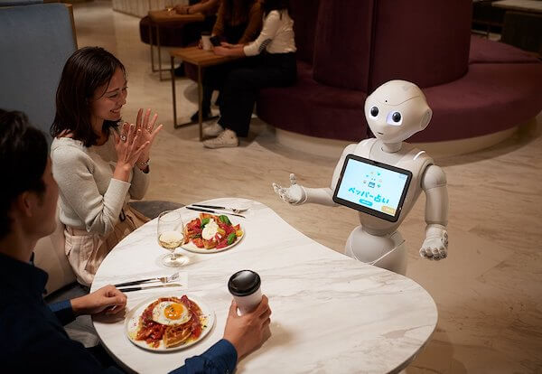 カフェ難民続出の渋谷にある異質カフェ、ペッパーくんカフェとは