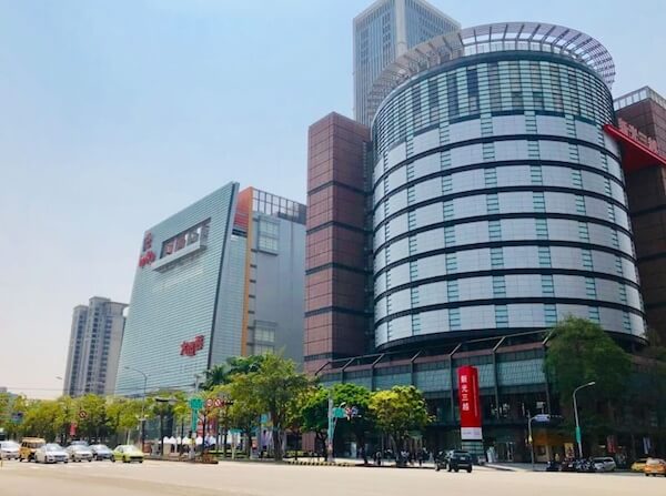 台湾の「新光 三越」で４人が死亡する爆発事故、内装工事が原因か